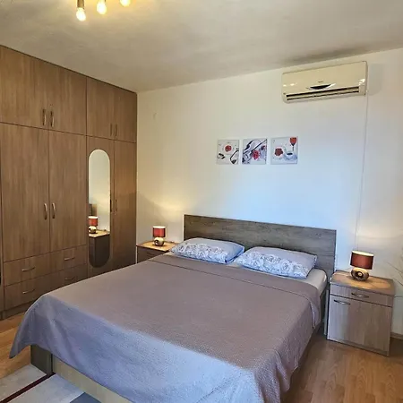 8 * Makarska