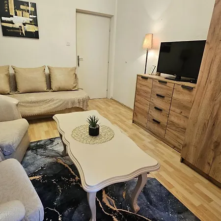8 * Makarska