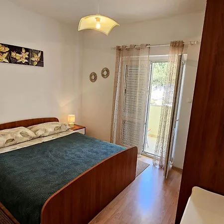 8 * Makarska
